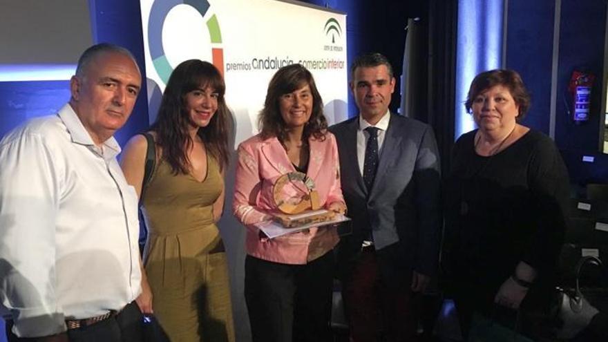 La presidenta de la Asociación de Comerciantes del Casco Antiguo de Marbella, Carola Herrero, posa junto al alcalde de la ciudad, José Bernal, tras recibir el galardón.