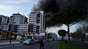 Parte trasera del edificio en llamas, en el barrio de Campanar, a 22 de febrero de 2024, en Valencia