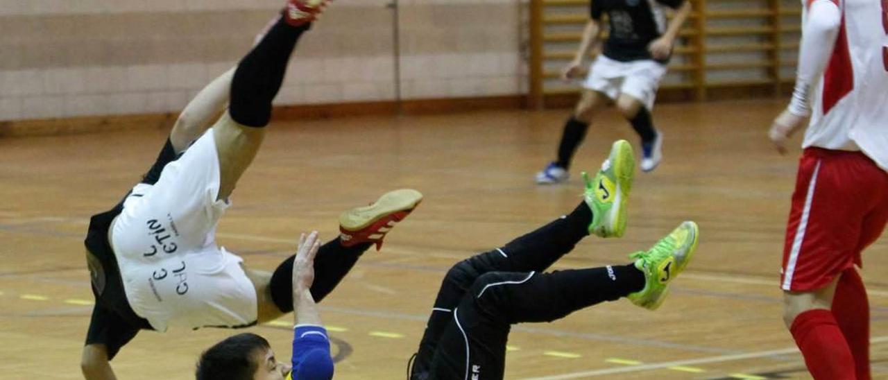 Choque entre el portero de La Tonada y un jugador de Les Campes.