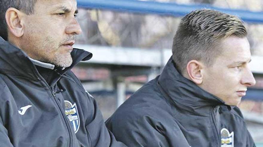 Melgarejo y el director deportivo del club, Patrick Messow, observan el partido desde la grada.