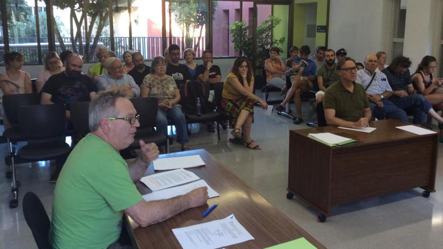 Veïns al ple amb el regidor del Piber, Germán Sánchez, en primer terme