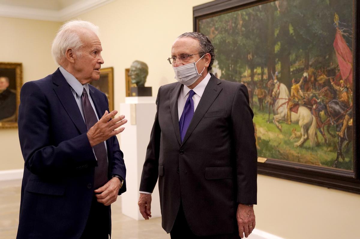 Matías Díaz Padrón dialoga con el presidente de Prensa Ibérica, Javier Moll, en el acto de presentación de 'Escrito sobre Rubens'.