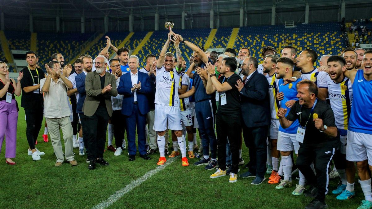 El plantel del MKE Ankaragucu festeja la conquista de la TSYD Ankara Branch K. M. Cup.