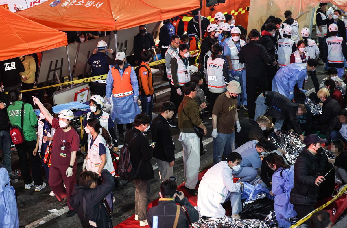 Seoul (Korea, Republic Of), 29/10/2022.- Injured people are being attended to on a street in Seoul’s Itaewon district, after about 50 people fell into cardiac arrest from a stampede during Halloween celebrations in Seoul, South Korea, 29 October 2022. (Corea del Sur, Seúl) EFE/EPA/YONHAP SOUTH KOREA OUT