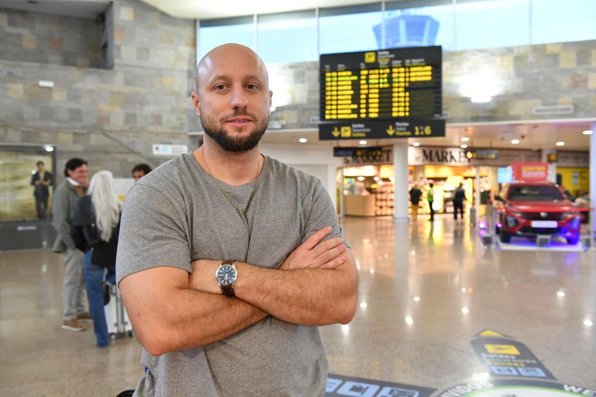 Miguel Alejandro Enriquez, hijo de una afectada por los retrasos en Alvedro