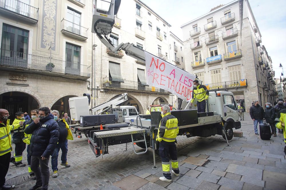 Protesta de la brigada d'enllumenat de Girona