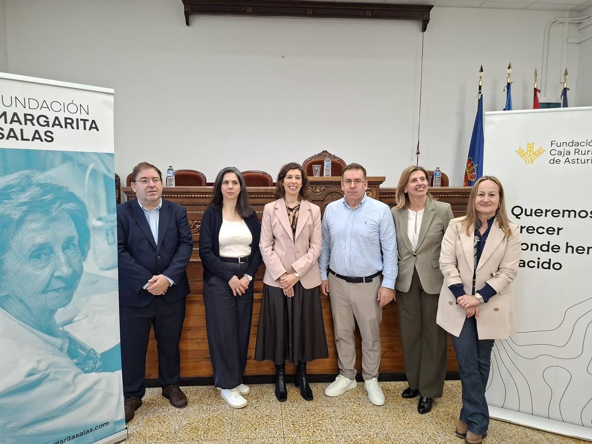 Amador Menéndez; la directora de Idonial, Patricia López; Lucía Viñuela, Hugo García, Eva Pando y la directora de la oficina de la Caja Rural de Tapia, Ana Álvarez.