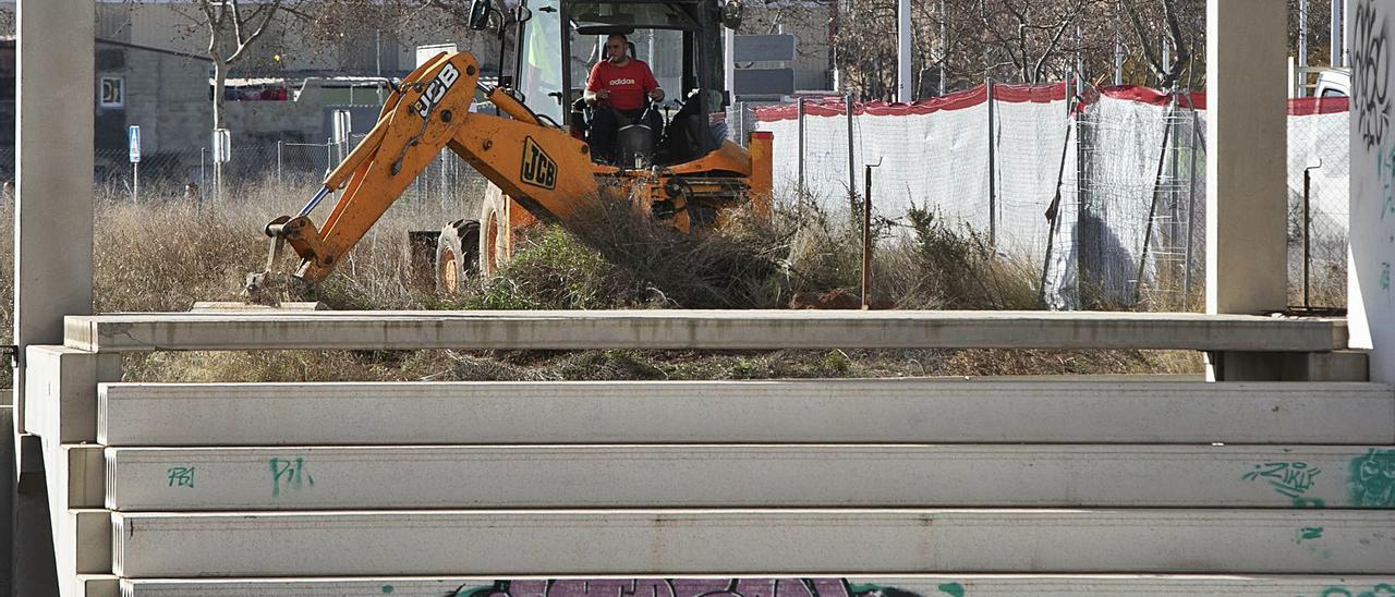 Las máquinas vuelven al pabellón polideportivo frente al cementerio del Port después de más de 8 años. | DANIEL TORTAJADA