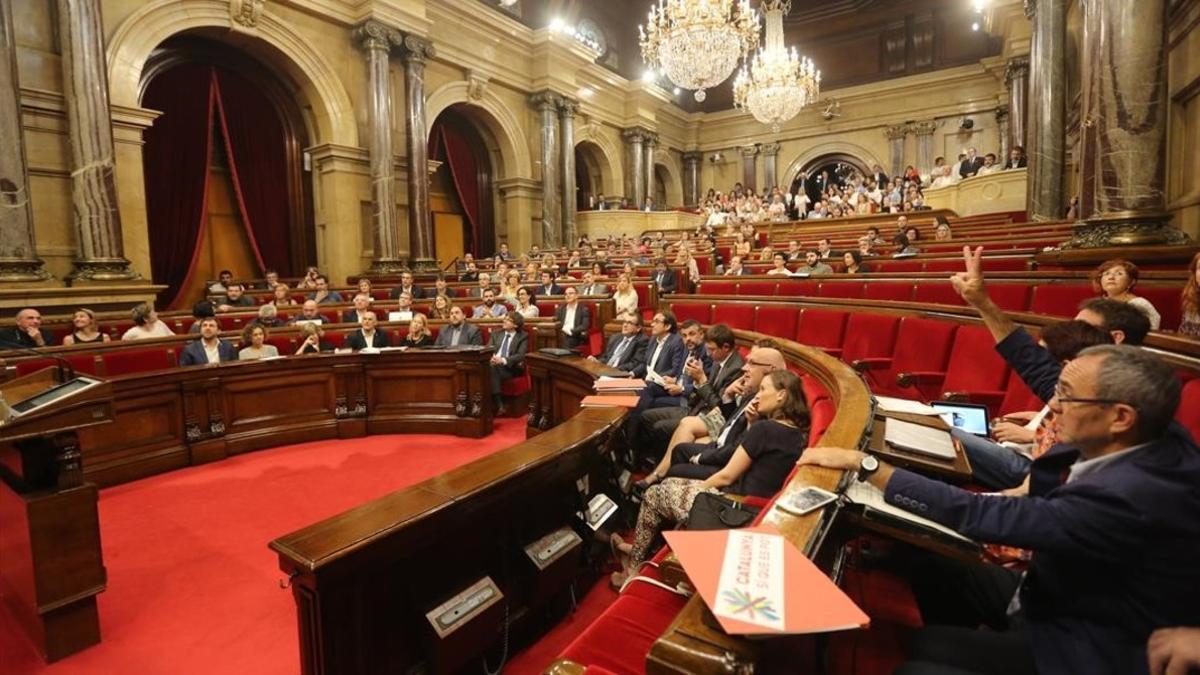 El hemiciclo del Parlament, sin los diputados de Ciutadans y PPC, en el momento de la votación sobre el proceso constituyente