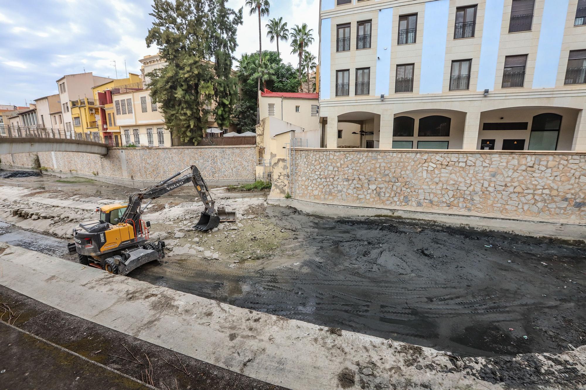 Así está el cauce del río Segura a su paso por Orihuela para retirar la acumulación de lodos