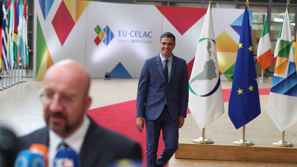 El presidente del Gobierno, Pedro Sánchez, en Bruselas, en la cumbre UE-CELAC, con el presidente del Consejo Europeo, Charles Michel, en primer plano.