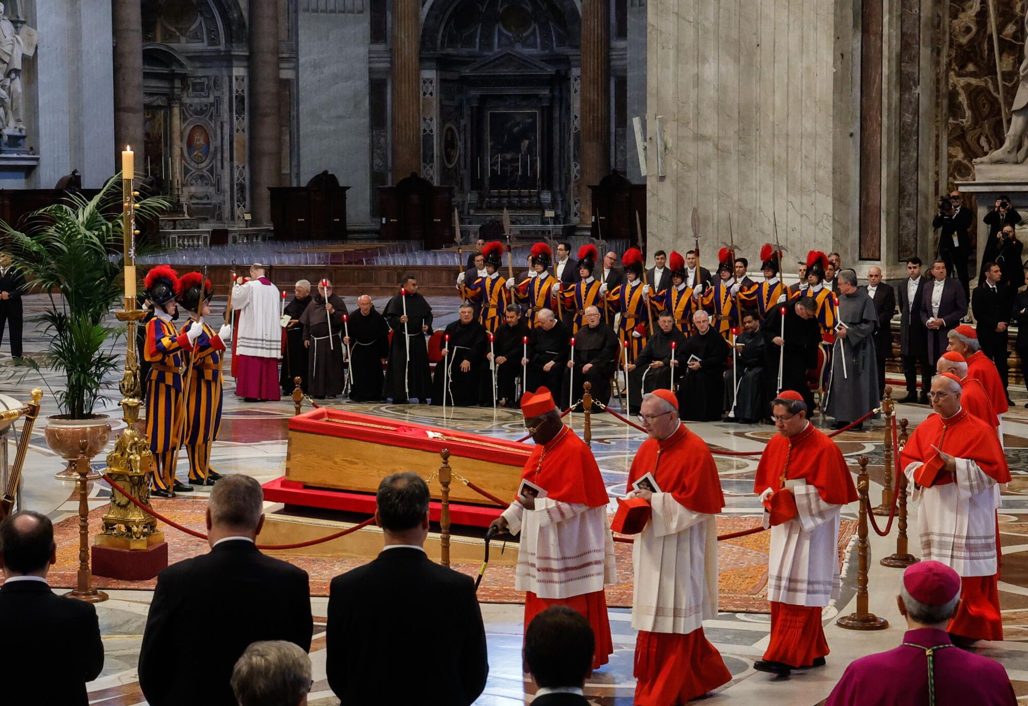 Vatican City (Vatican City State (Holy See)), 23/04/2025.- The body of Pope Francis lies in state at St. Peters Basilica, in Vatican City, 23 April 2025. Faithful and well-wishers will be able to pay their respects to the spiritual leader, who died on 21 April 2025, aged 88, until his funeral on 26 April. (Papa) EFE/EPA/GIUSEPPE LAMI
