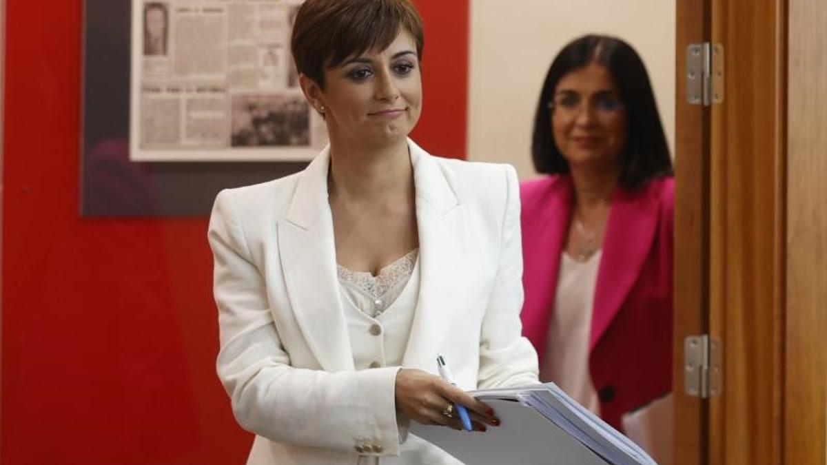 La titular de Política Territorial y portavoz del Gobierno, Isabel Rodríguez, junto a la responsable de Sanidad, Carolina Darias, a su llegada a la rueda de prensa posterior al Consejo de Ministros de este 14 de junio de 2022, en la Moncloa.