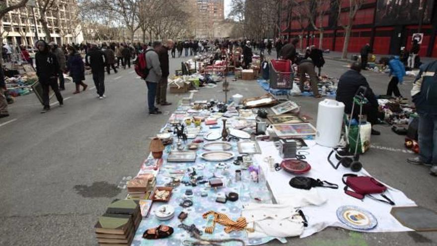 El cobro de las deudas en el  rastro enfada a los vendedores