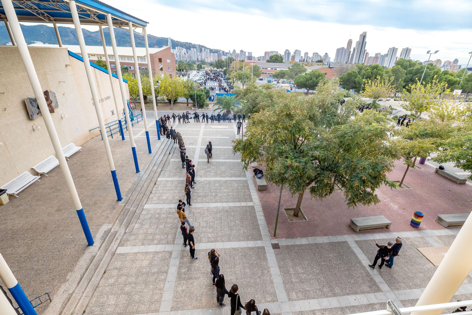 Alumnos de los institutos de Benidorm forman una "Cadena Humana" en la zona escolar del Salt de l'Aigua contra la violencia de género