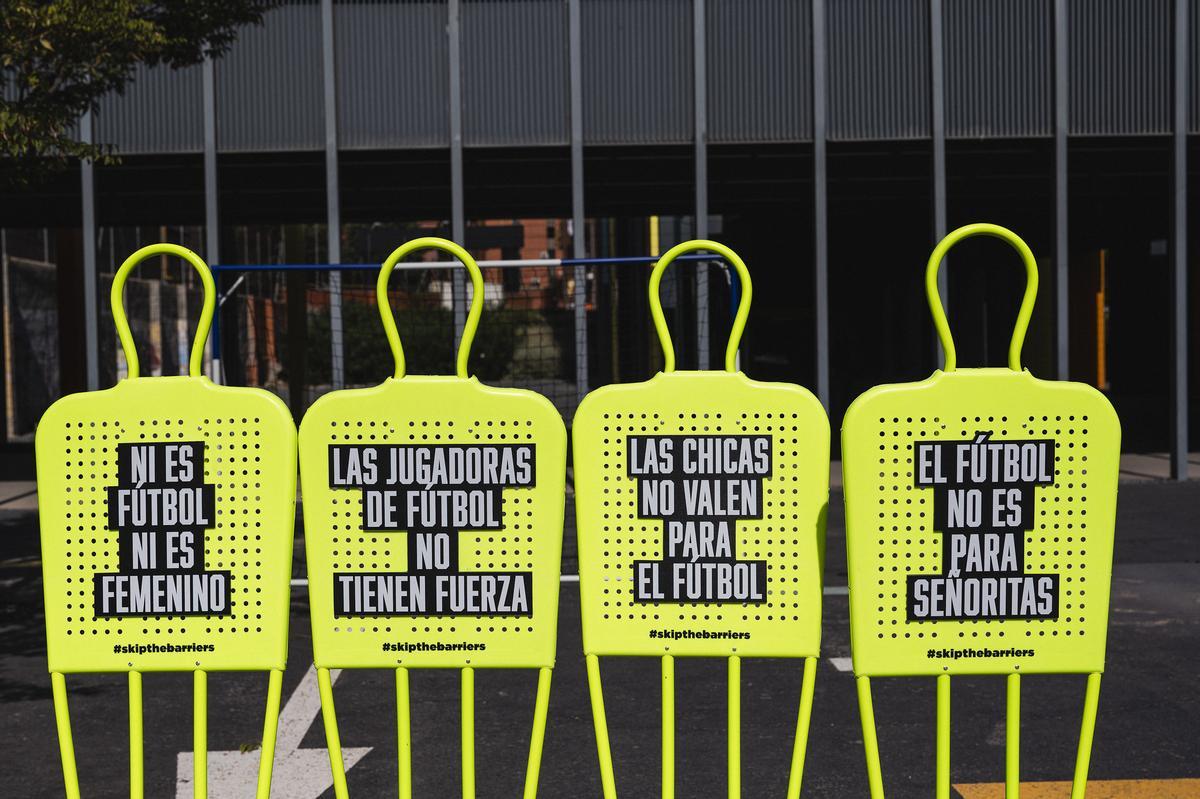 Los mensajes que se exhibieron dentro de la campaña 'Skip the Barriers' en el World Football Summit.