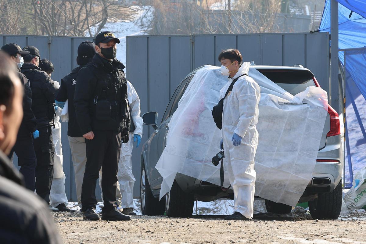 Els cossos policials, a l'entorn del vehicle on han trobat el cos sense vida de l'actor.