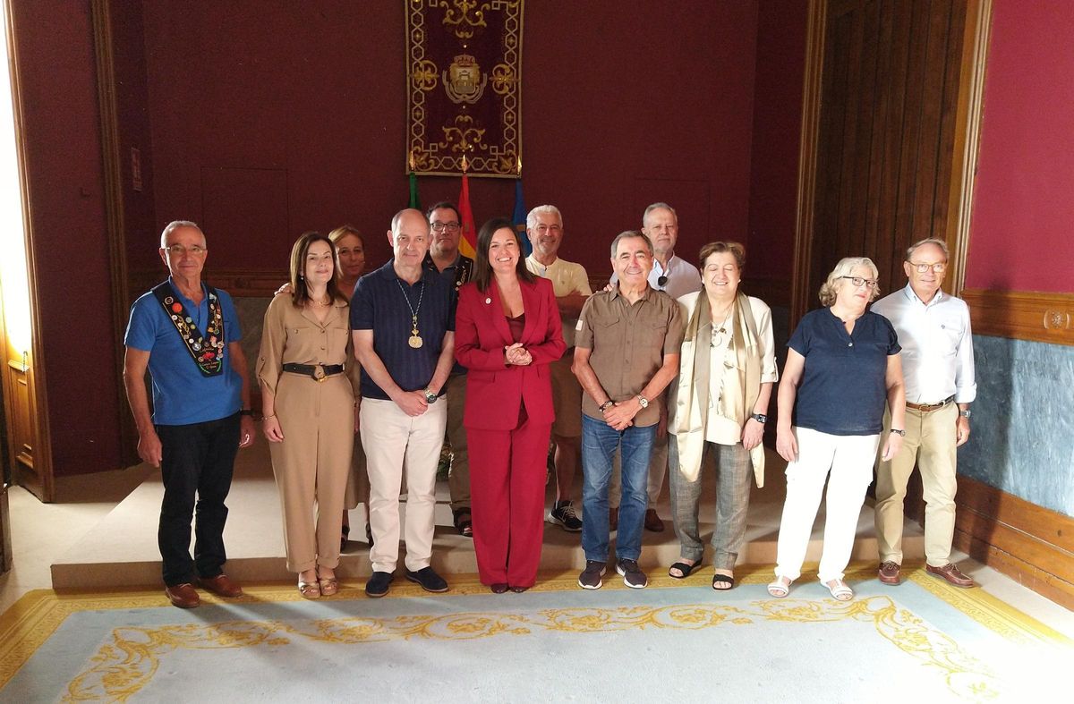 Miembros de la Cofradía do Centolo Larpeiro durante su reciente visita a Andalucía, donde fueron recibidos por la alcladesa de San Fernando.