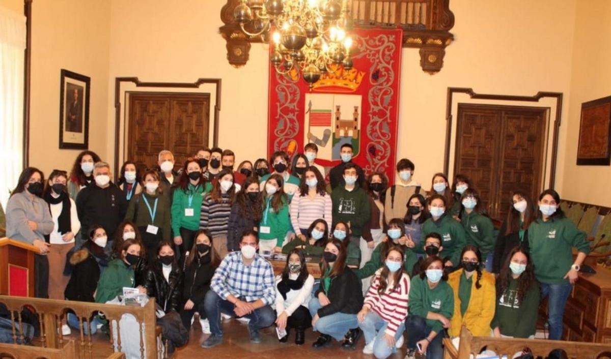 Los estudiantes Erasmus, con compañeros de la Medalla Milagrosa, en el Ayuntamiento.