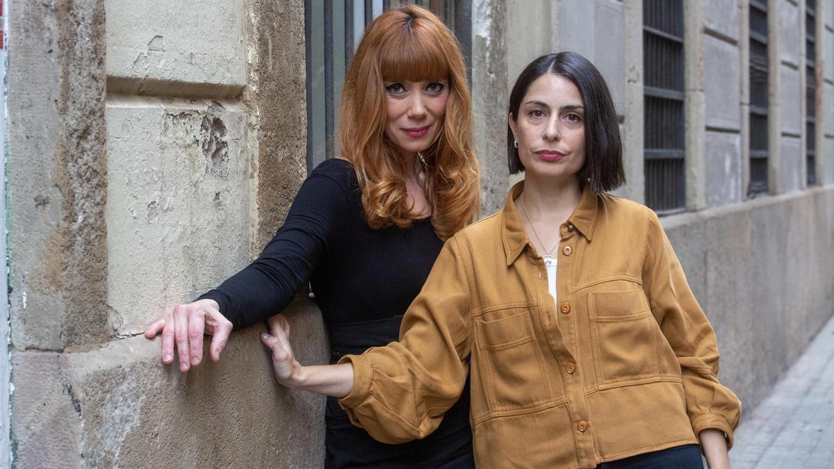 La cineasta Celia Rico y la pintora Paula Bonet, fotografiadas en Barcelona.