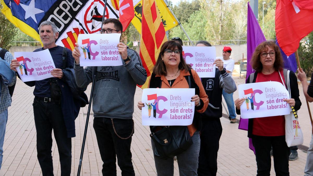 Concentració de suport a la treballadora acomiadada a l'Audiència de Girona.