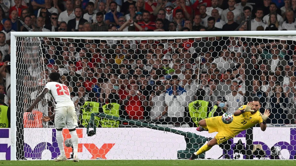 Donnarumma, a punto de atajar a Saka el penalti decisivo.