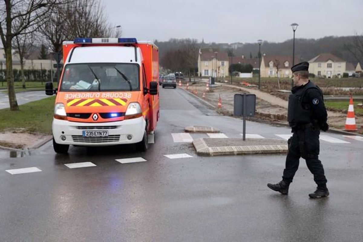 Serveis d’emergència preparats a la zona on s’han atrinxerat els terroristes.