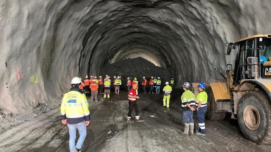 Parte final de la perforación del primer túnel de Faneque en la que se aprecia la luz que llega desde la otra boca. | | LP/DLP