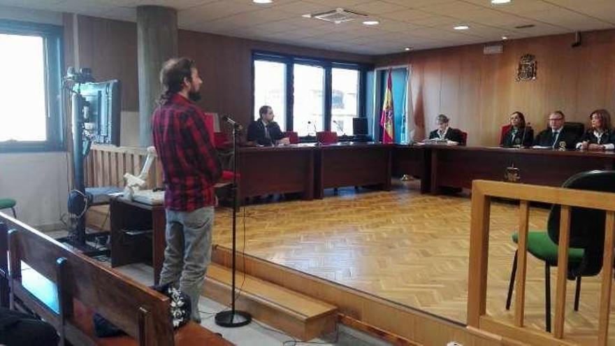 El acusado, en la sala de la Audiencia Provincial. // FdV