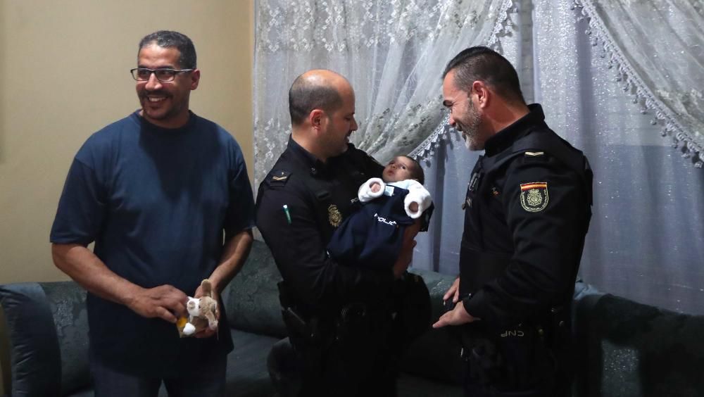 Los padres del bebé que estuvo a punto de morir en Russafa reciben a los policías que lo salvaron