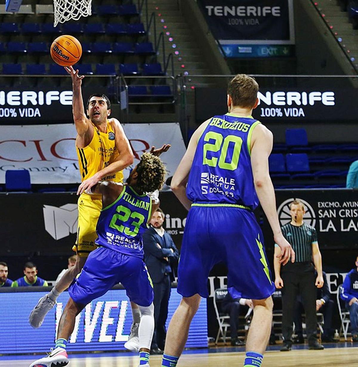 Gio Shermadini se dispone a anotar ante la estéril defensa de Justin Tillman.