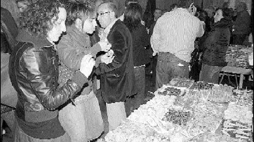 Asistentes a la presentación del certamen, durante la degustación, en Albandi.