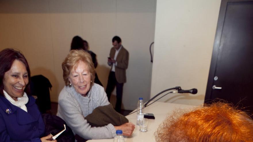 Teri Fernández, firmando su libro en el Club Prensa Asturiana en Oviedo, en 2001, a Menchu Álvarez del Valle, abuela de la Reina Letizia.