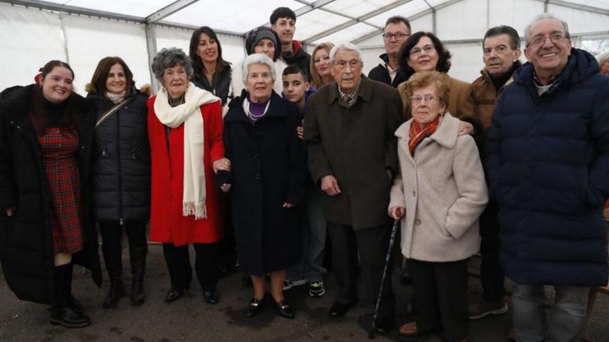 Un momento de la entrega del reconocimiento.  | MARA VILLAMUZA