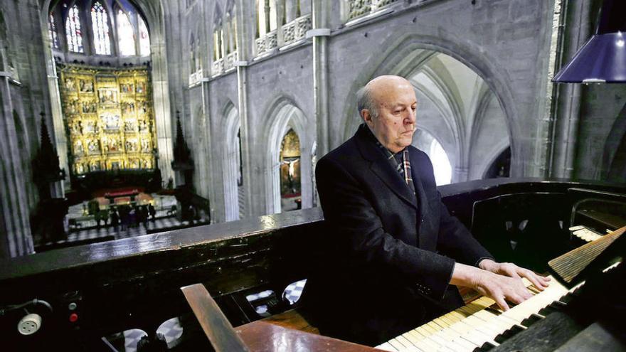 El sacerdote Ángel Rodríguez Viejo toca el órgano de 1905 de la Catedral. irma collín