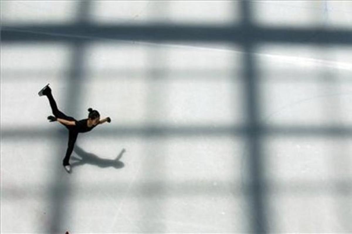 Una noia patina sobre gel durant la sufocant onada de calor que castiga en els últims dies la ciutat de Seül, a Corea del Sud.