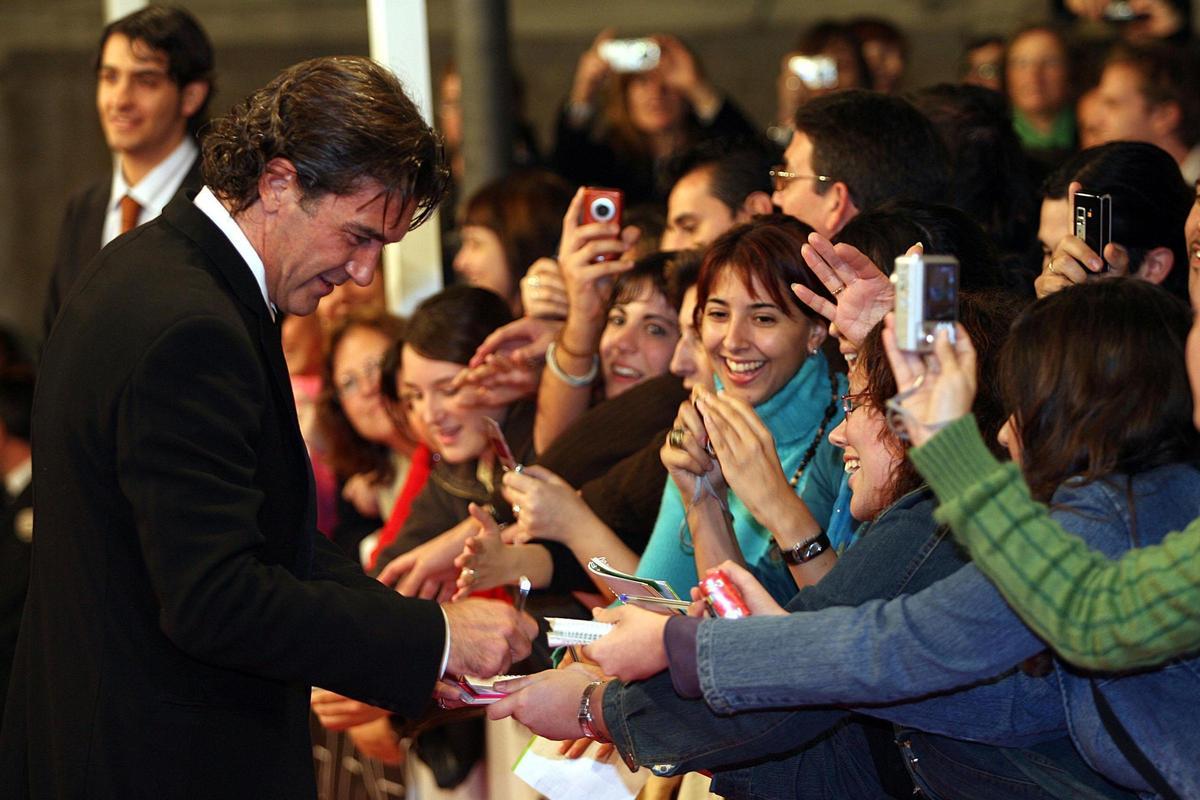 Banderas, atendiendo a las fans en el estreno malagueño del filme