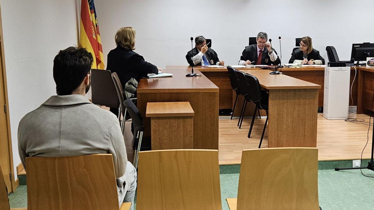 El acusado, de espaldas, en el juicio iniciado en la Sección Segunda de la Audiencia de Alicante. | DELGADO