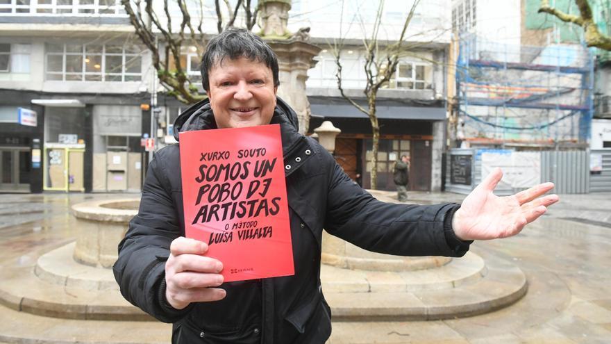 Xurxo Souto co seu novo libro, &quot;Somos un pobo de artistas&quot;, que presenta hoxe en Bueu.