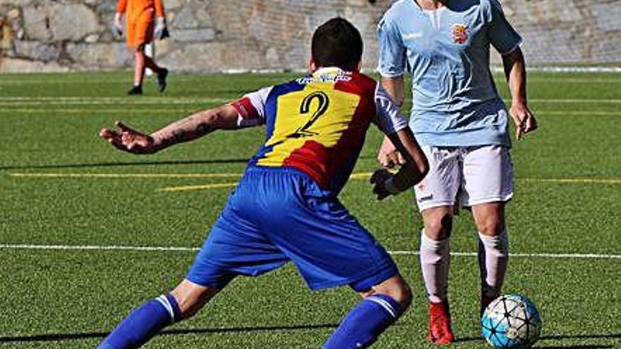 Ivan Romano intenta superar el lateral Cristian Martínez