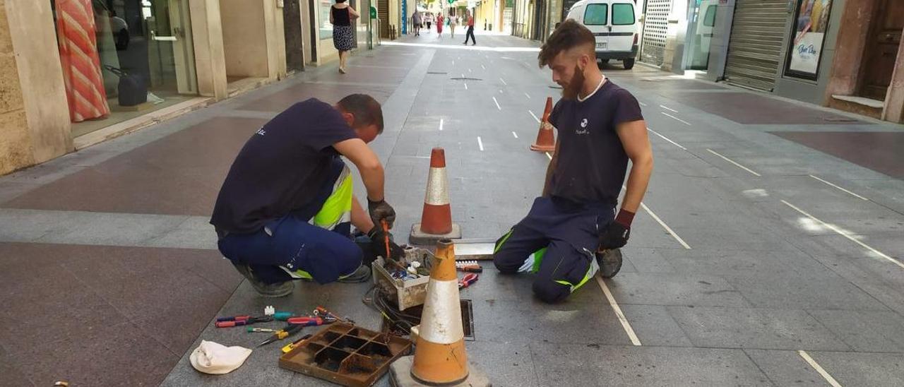 Técnicos reparando las luces de la Corredora, este viernes