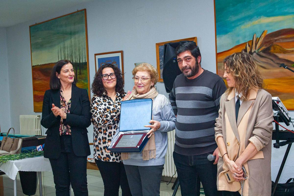 María Luisa Benítez Granados y Josefa Martínez Sánchez reciben el homenaje a la mujer que, anualmente, otorga el Ayuntamiento de Calasparra junto a la Directiva del Club de la Tercera Edad