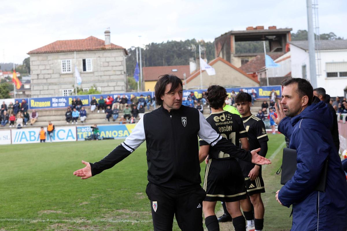 El técnico compostelano vivió con mucha intensidad el partido.