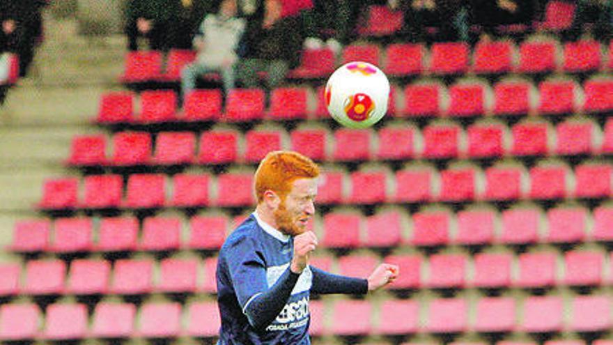 El jugador del Marino José Ángel trata de adelantarse a la defensa del Compostela para rematar un centro.