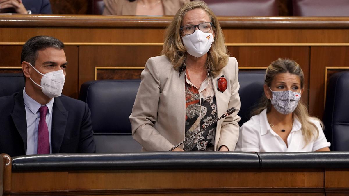 Pedro Sánchez, junto a Nadia Calviño y Yolanda Díaz.