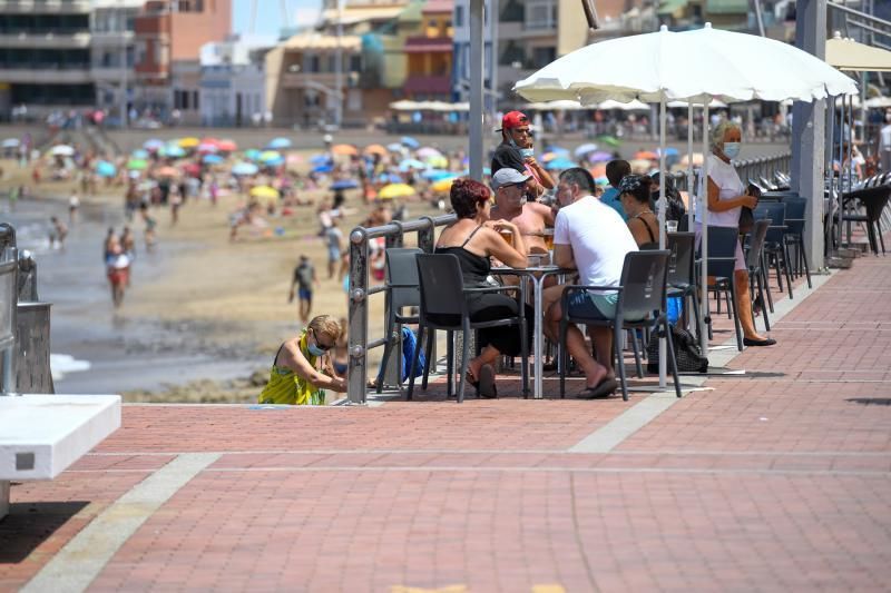 06-09-20  GRAN CANARIA. PLAYA DE LAS CANTERAS.  LAS PALMAS DE GRAN CANARIA. Reportaje de jóvenes y Covid por la ciudad. Fotos: Juan Castro.  | 06/09/2020 | Fotógrafo: Juan Carlos Castro