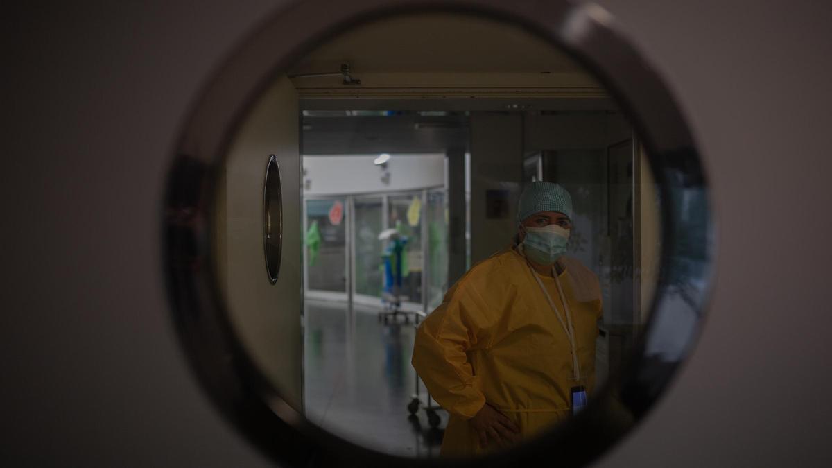 Una sanitaria en la UCI del Hospital del Mar en Barcelona.