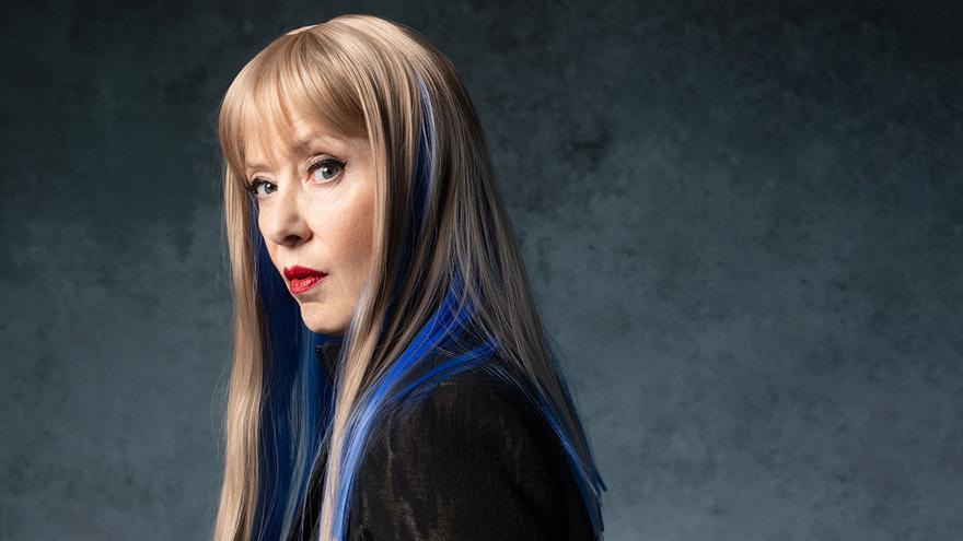 Suzanne Vega, la voz cálida que declara el estado de emergencia en &#039;Flying with angels&#039;