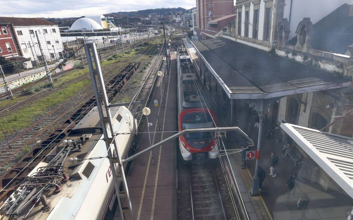 El Cercanías accede al andén 1 de la estación de Avilés, mientras el Alvia permanece estacionado en el andén 2.