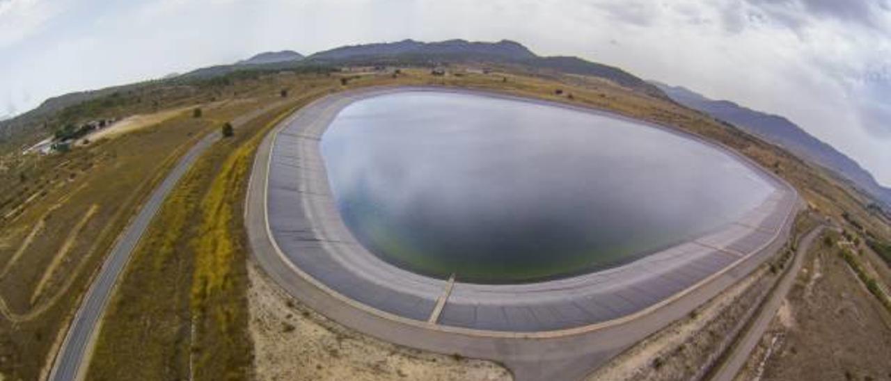 El embalse de El Toscar en Monóvar es la infraestructura clave para regular las aguas del trasvase del Júcar-Vinalopó por la margen izquierda de la provincia.